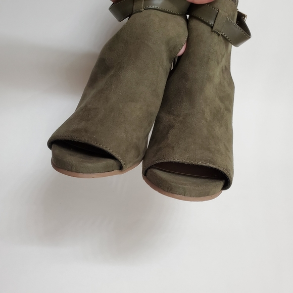 NWOT Olive Hit Hooded Bootie Ankle Boot - Picture 8 of 9